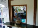駅の窓口からお店の中を覗く